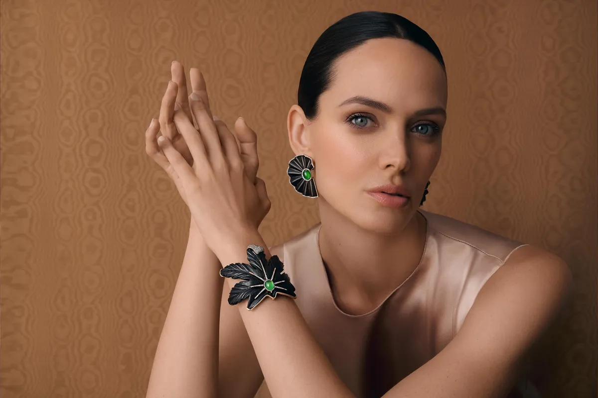 Ein Model trägt eine geschnitzte dunkle Blattmanschette und passende Ohrringe mit grünem Jadeit von Asprey und Silvia Furmanovich