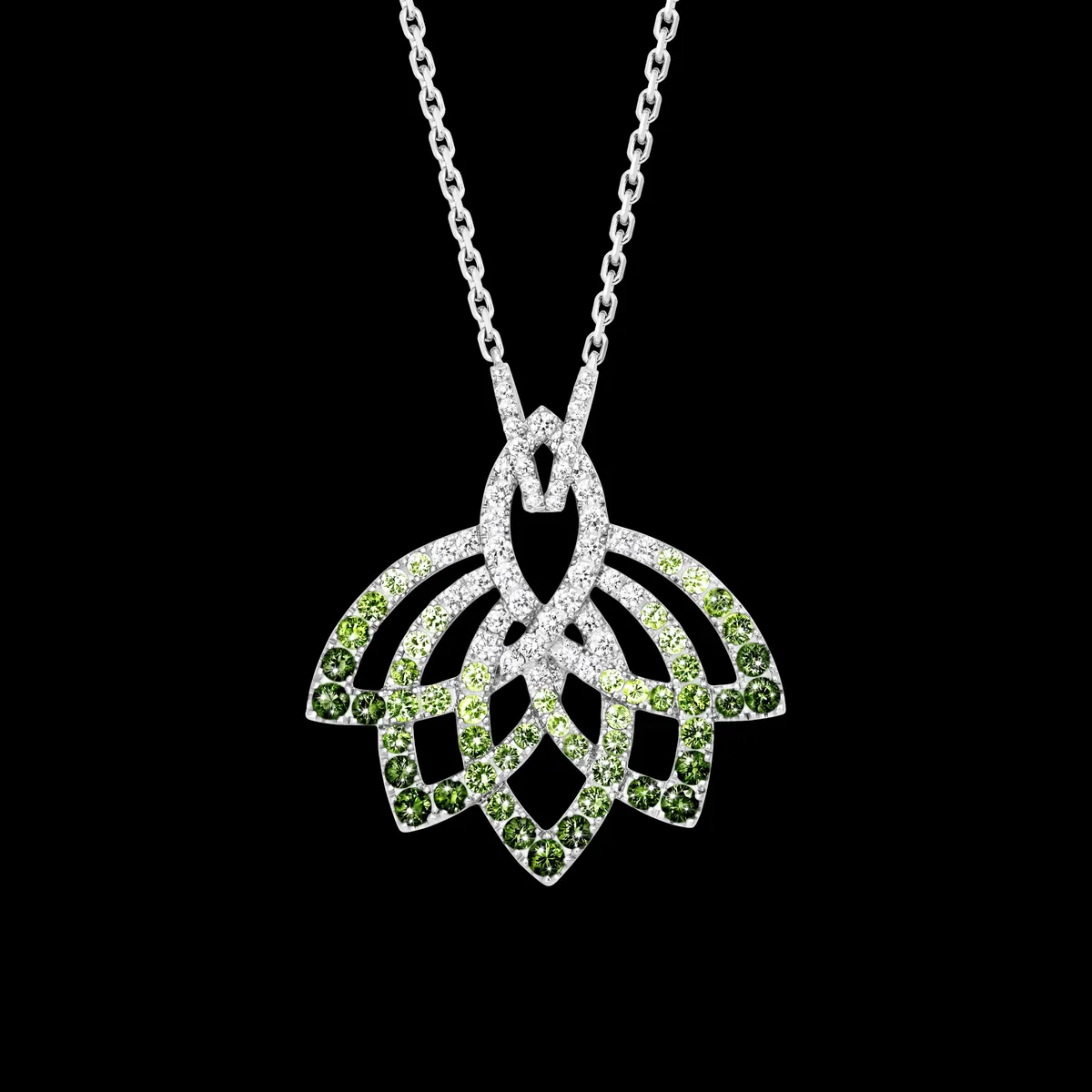 Lotus-Flower-Anhänger von Garrard mit Tsavoriten und Diamanten in 18 Karat Weißgold vor schwarzem Hintergrund