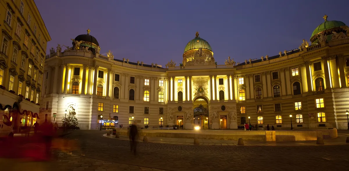 Die Wiener Hofburg, nachts beleuchtet