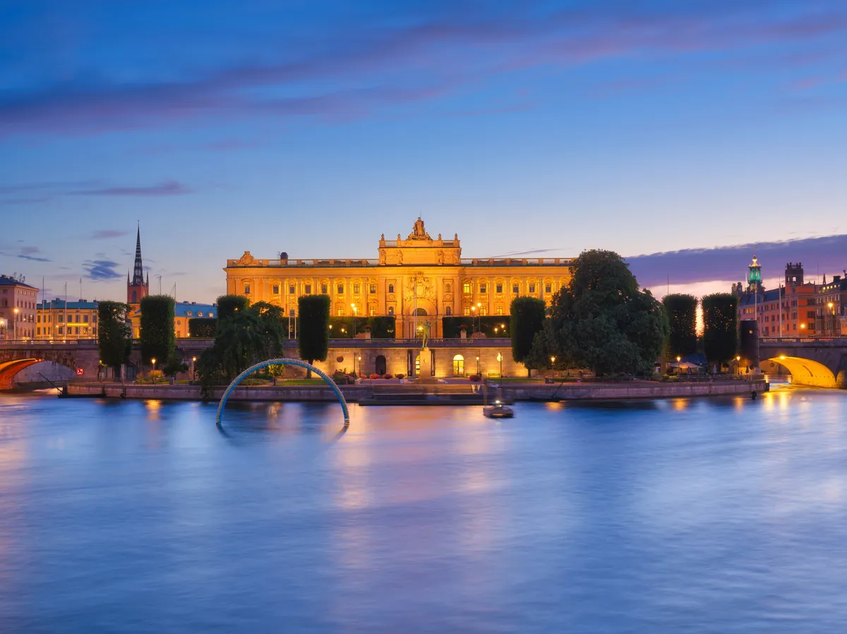 Das Königliche Schloss in Stockholm am Wasser in der Abenddämmerung